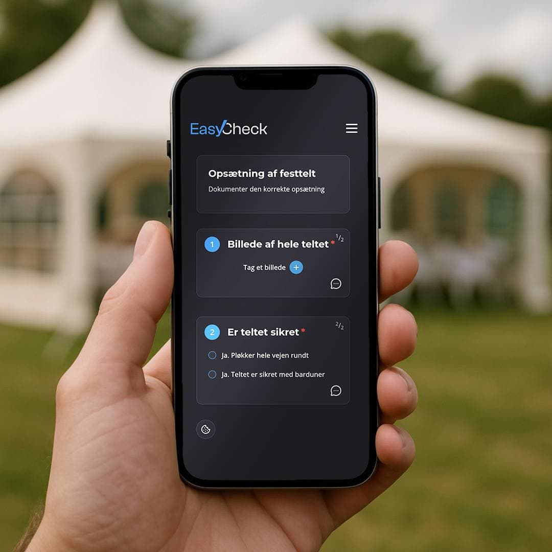 En pige, der sidder ned med en telefon i hånden